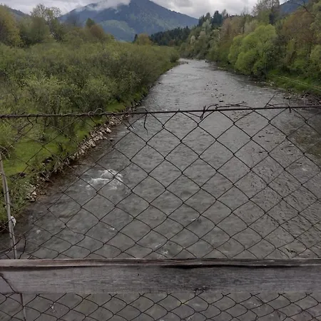 на березі річки Apartment Synevyr