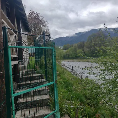 на березі річки Apartment Synevyr