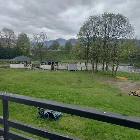 на березі річки