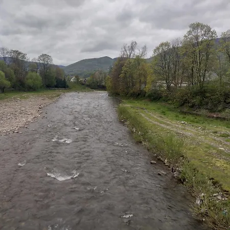 на березі річки *