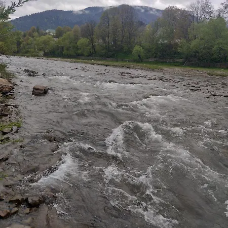 на березі річки *