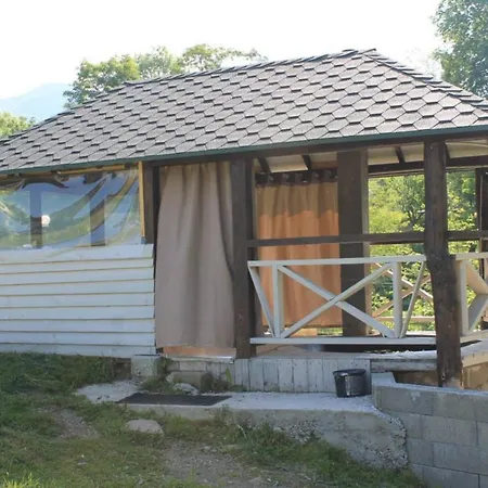 на березі річки Synevyr