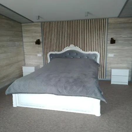 на березі річки Synevyr