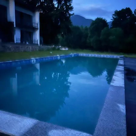 на березі річки Synevyr