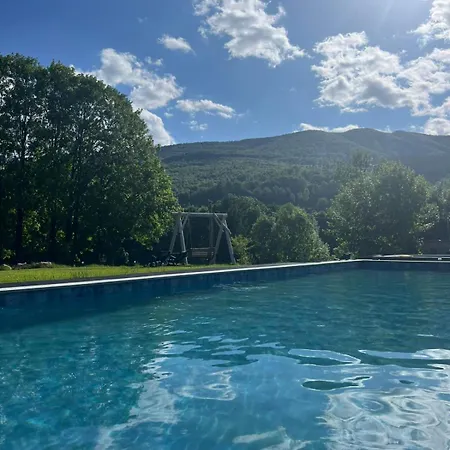 на березі річки Apartment