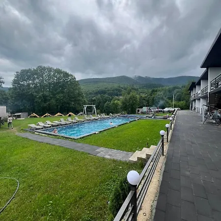 на березі річки Synevyr