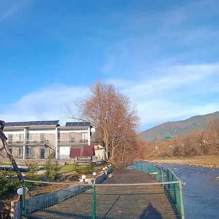 на березі річки Apartamento Synevyr